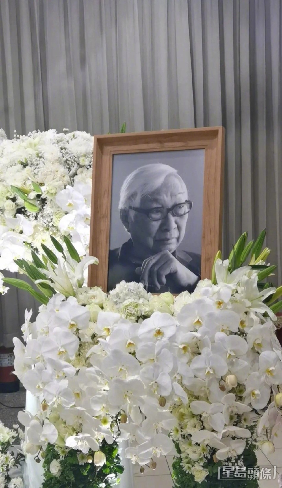 陳銅民於素坤逸路越塔通皇家寺廟設靈, 靈堂以簡單白色鮮花布置,並以佛教形式舉行。 (網上圖片) 