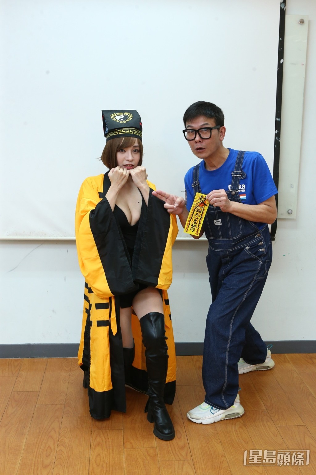 與台灣性感女星郭鬼鬼齊與老人家提早歡度母親節。