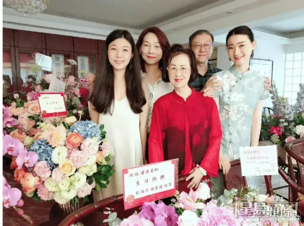 瓊瑤與前夫所生的子女一直陪伴瓊瑤度過喪夫之痛。(微博圖片)