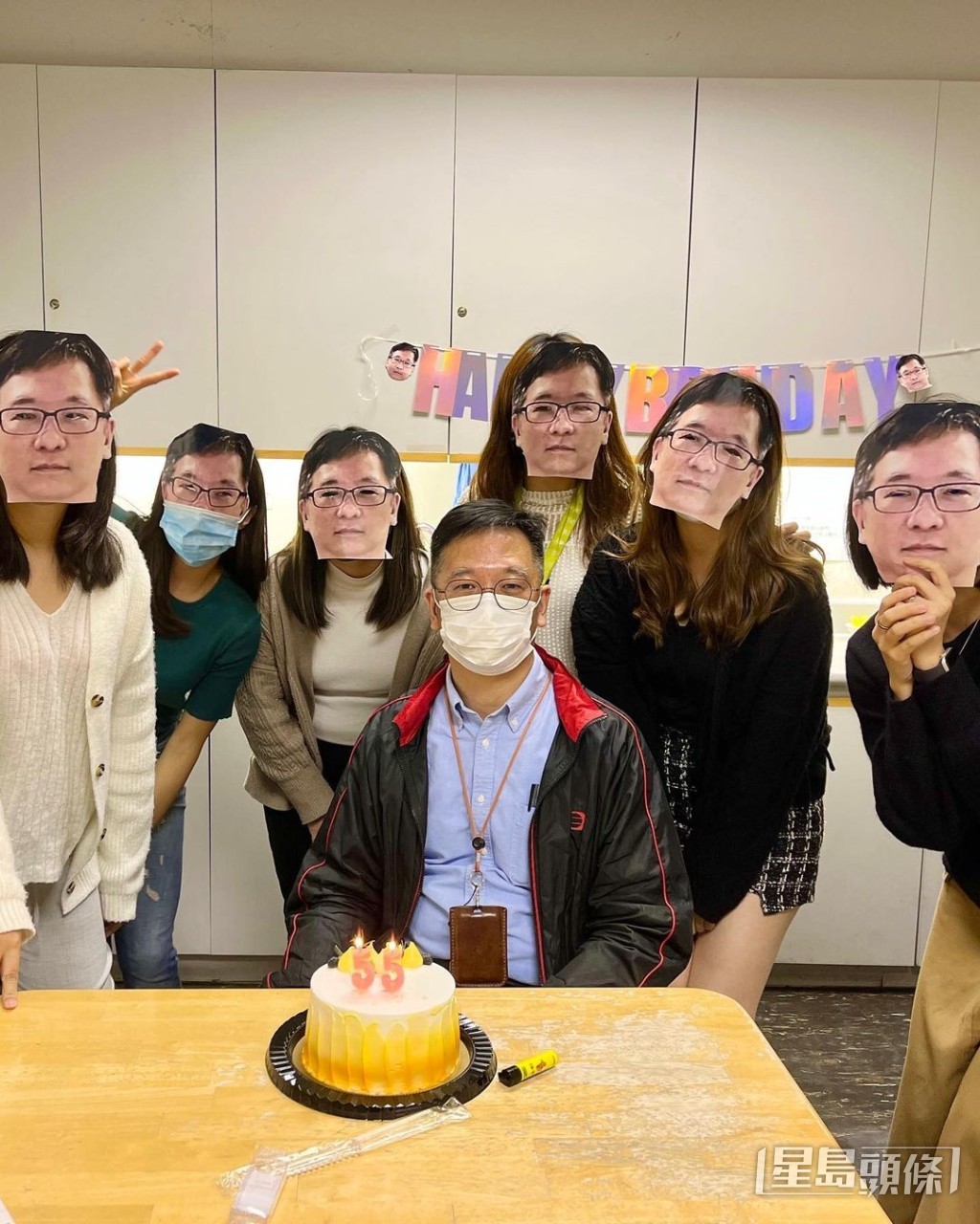 一班人戴上面具慶祝。