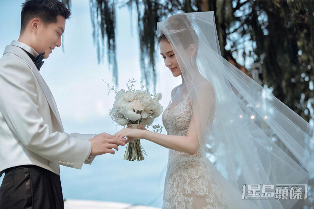 何超蓮與竇驍4月18日正式成為夫婦。