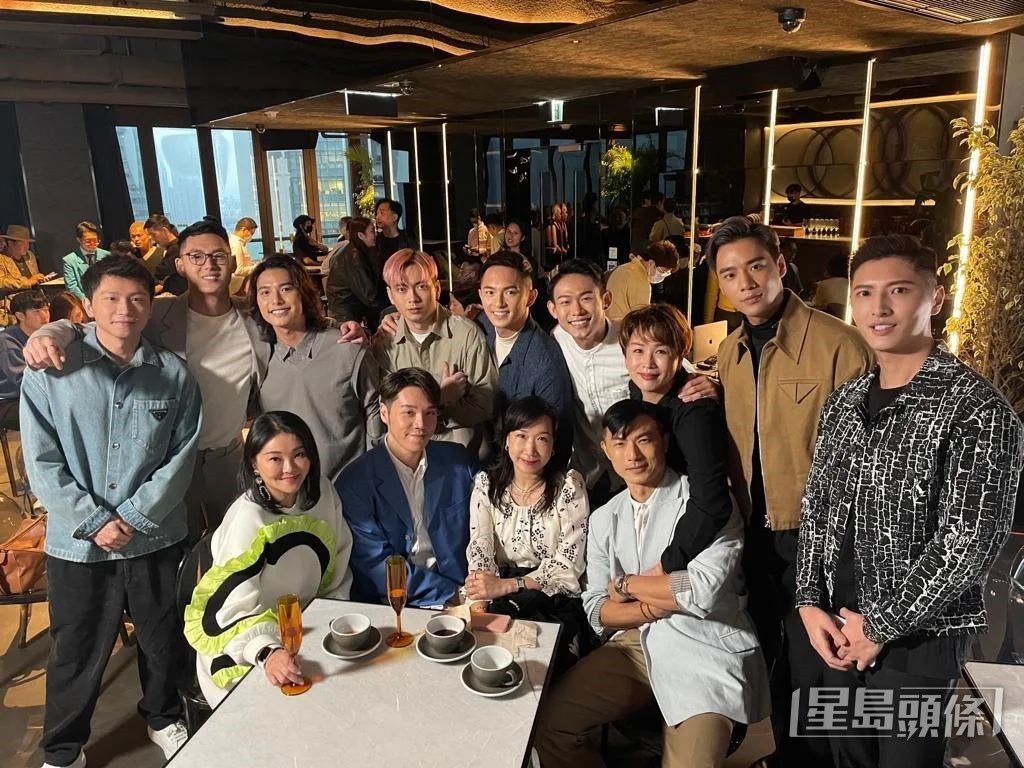 與王賢誌及《仔仔一堂》的一班仔仔。