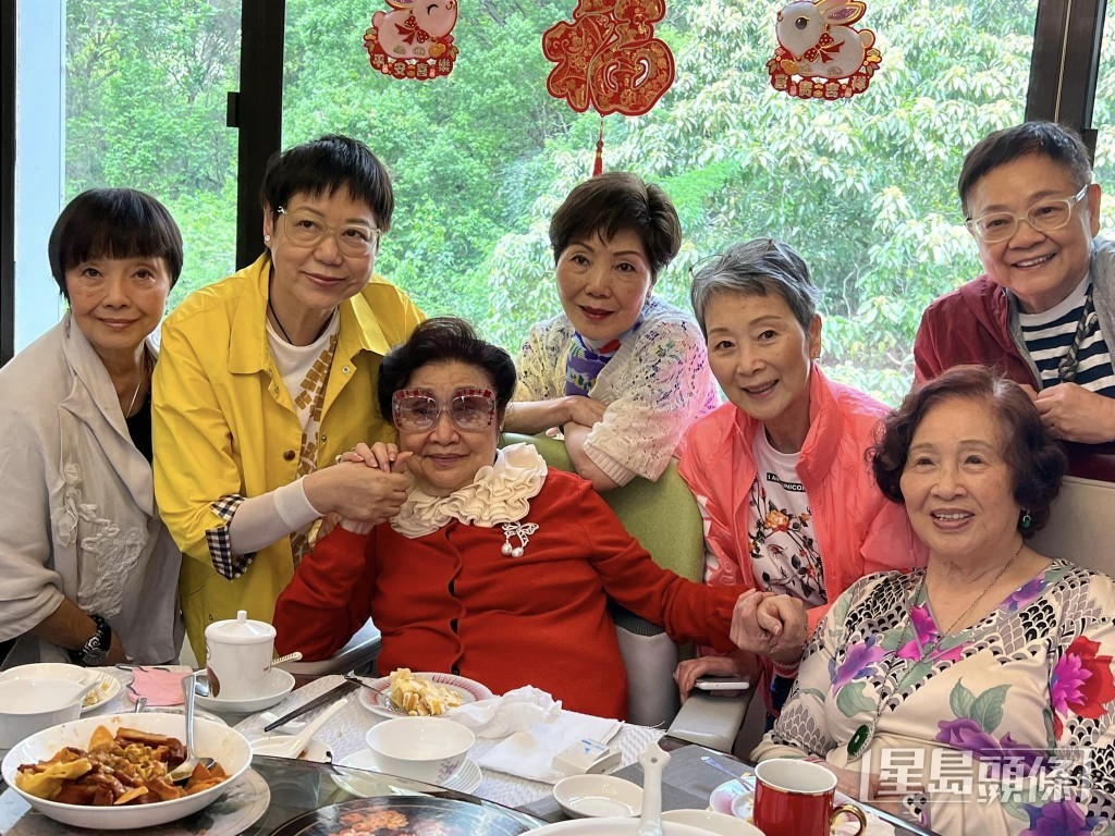 仙姐與陳寶珠、梅雪詩三師徒合體,眾人暢談甚歡。