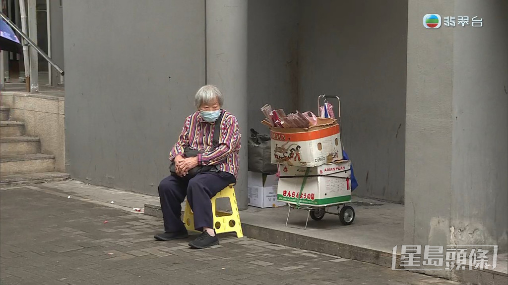 82歲連婆婆每日獨自在黃大仙祠門外一個偏遠角落賣香。