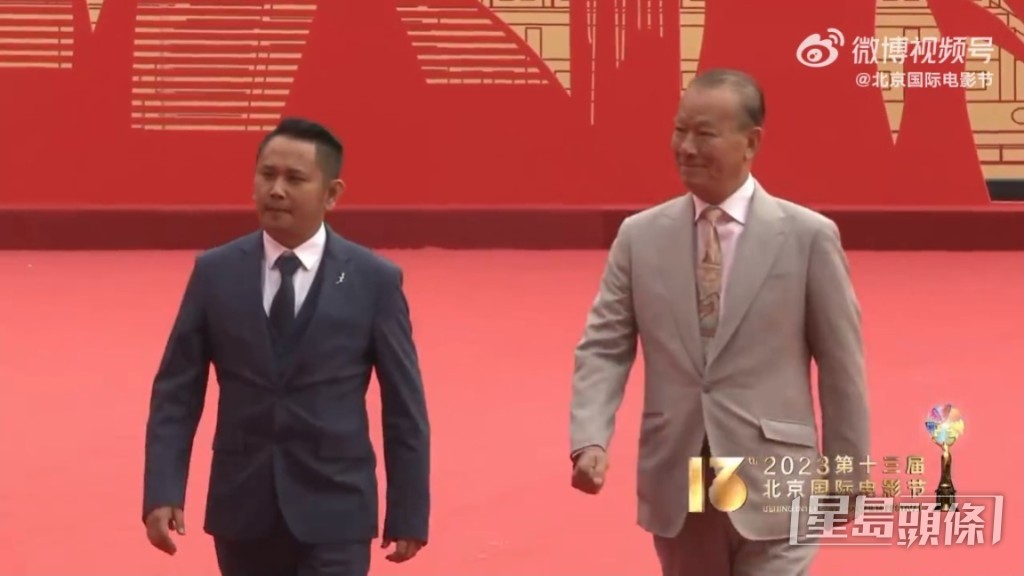 久未公開露面的李修賢（右）驚喜現身。