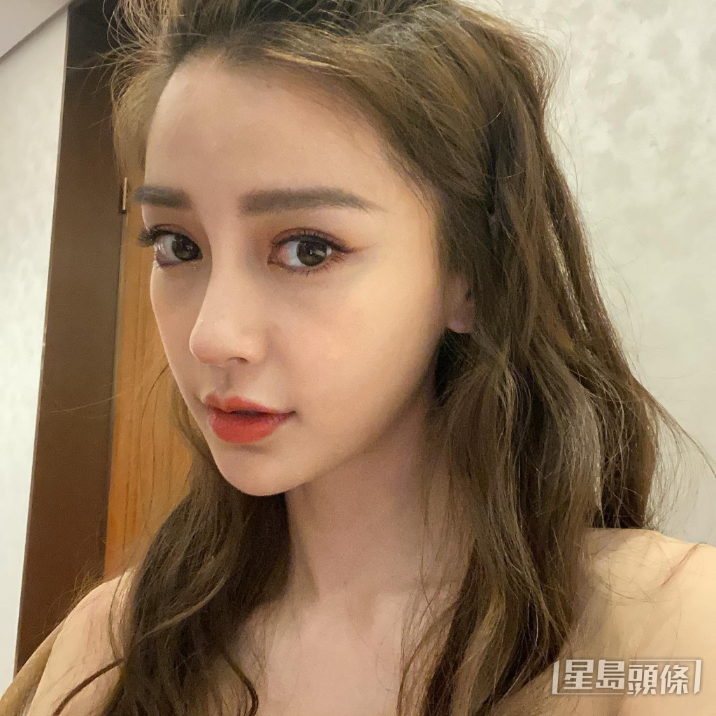 Angelababy 14歲就以模特兒身份在香港出道。