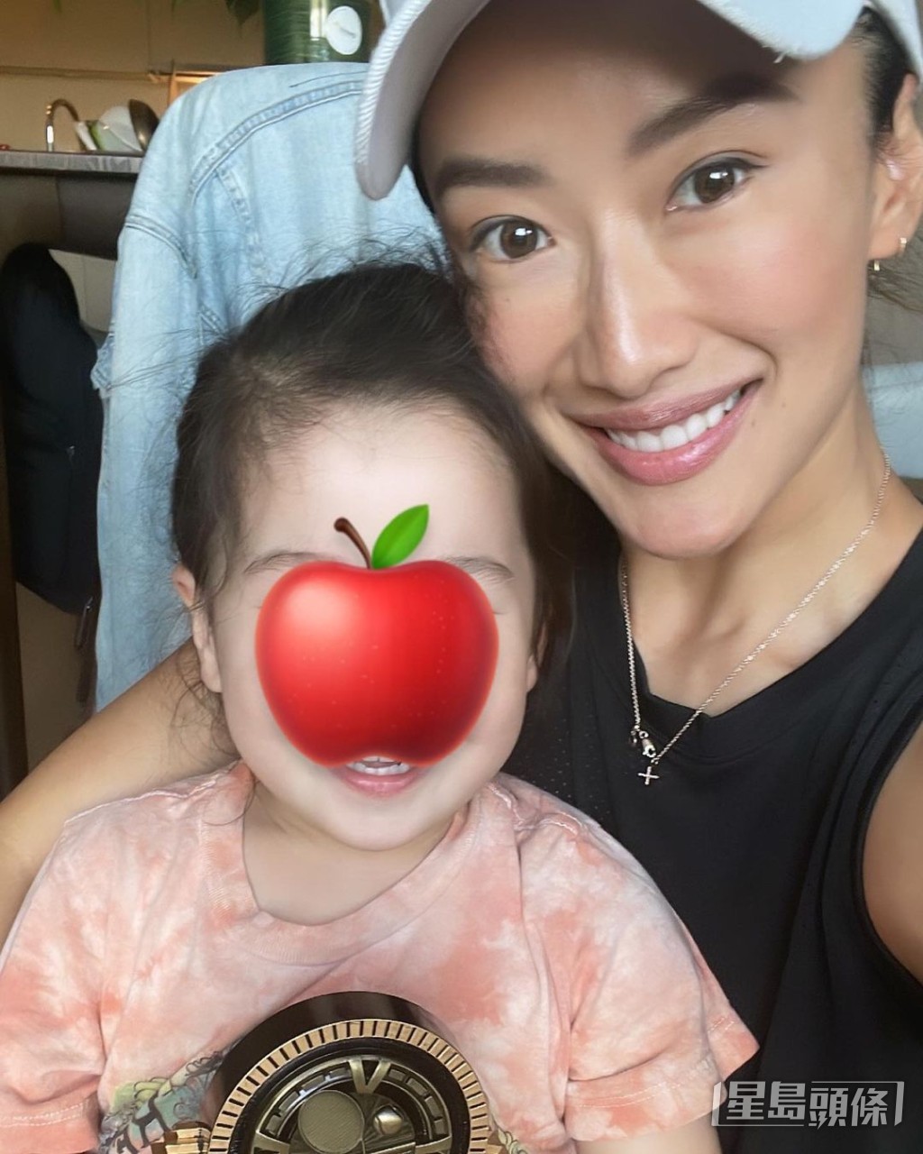 但至今都沒有公佈女兒Sara生父的身份。