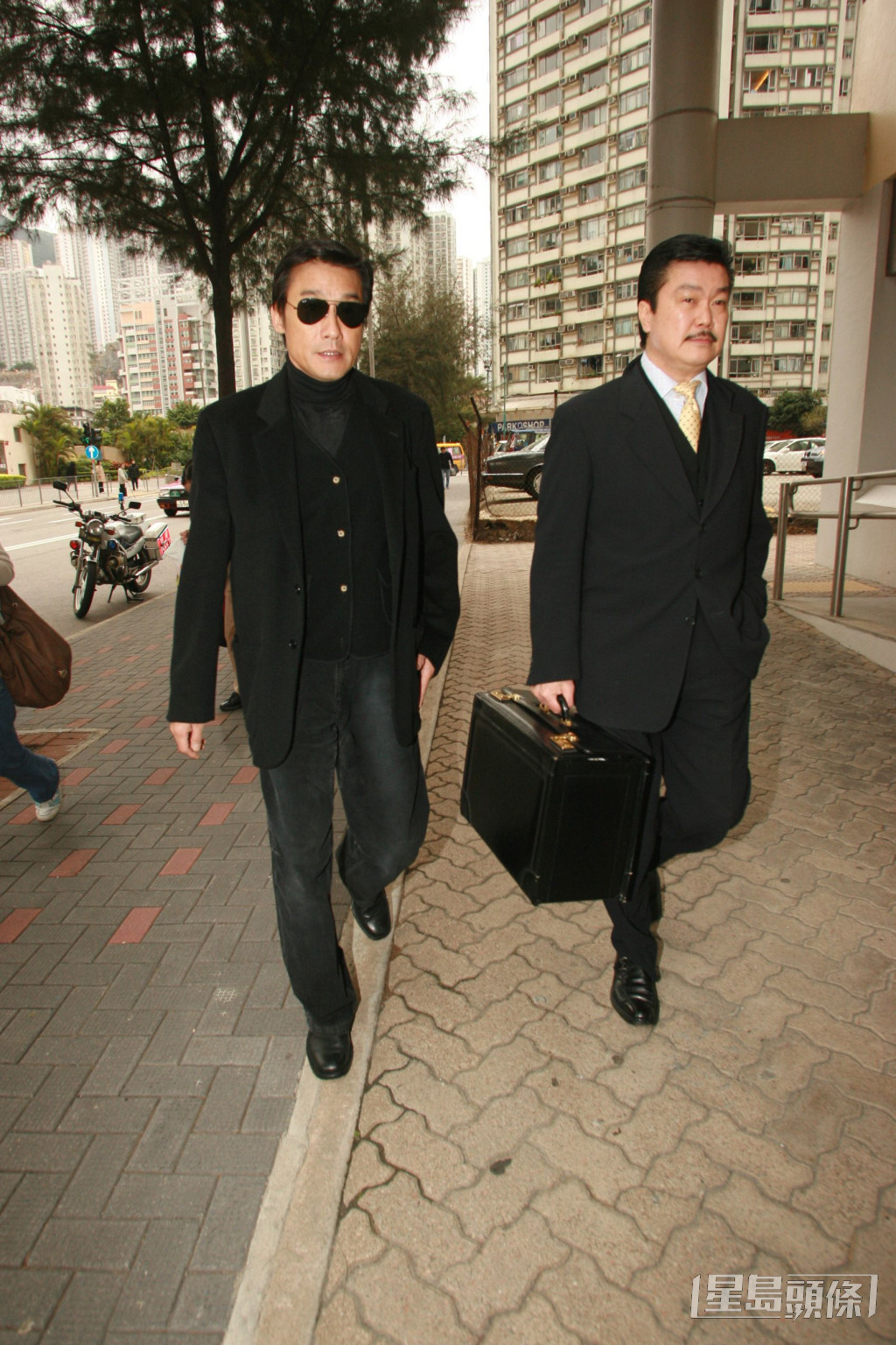 黄锦燊大律师代表梁家辉（左）到东区裁判署应讯。