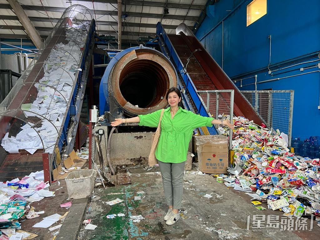 鍾楚紅早前現身被迫遷的全港唯一紙包飲品回收機構「喵坊Mil Mill」,之前又曾到志記鎅木廠打氣,非常關心社會。