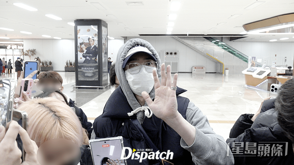 李鍾碩在機場時表現好大方。(《Dispatch》圖片)