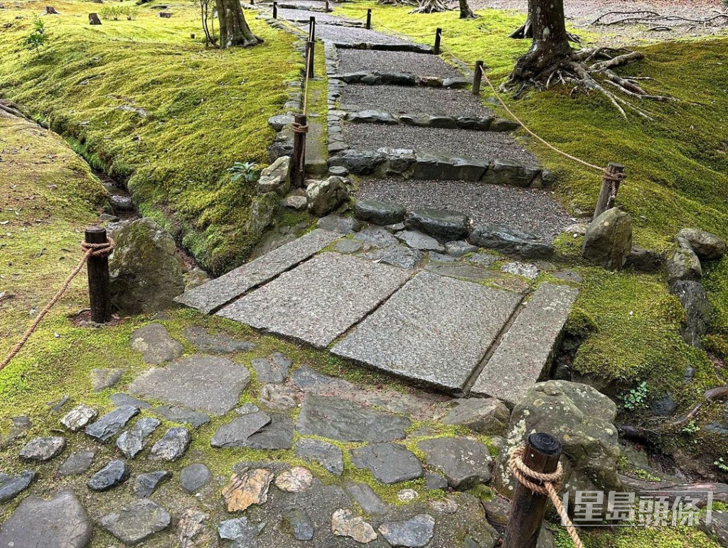 為控制遊客數量，西芳寺預約極難，入寺前更要抄佛經。