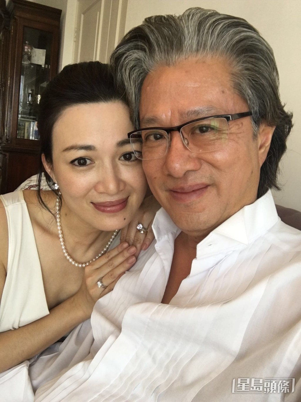 坎坷過後的陳少霞在2016年與現任8億富商老公李文輝結婚，有指李文輝在教會對陳少霞一見傾心。