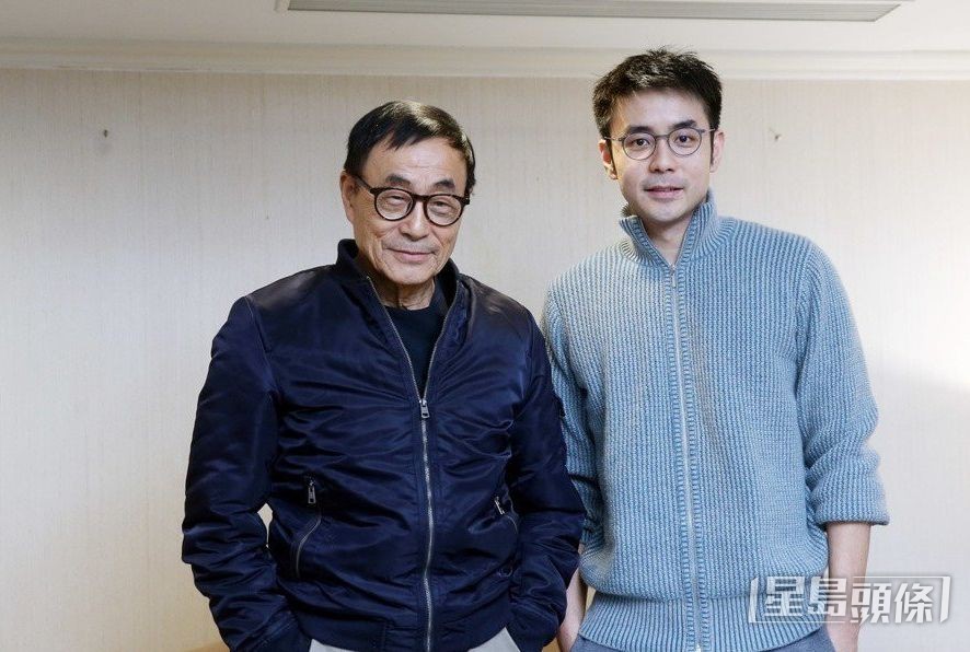 有指章立衡收起母亲的手机。 有指章立衡收起母亲的手机。