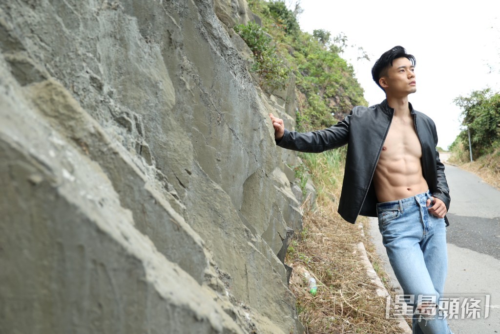 Godwin花了7、8年時間操練，變成40吋胸肌型男。