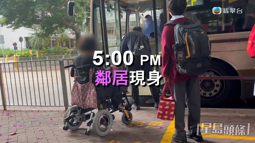 《東張西望》在巴士站發現被投訴滋擾鄰居的當事人。