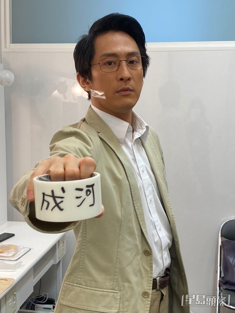 42歲的成河已婚兼有兩個小朋友。