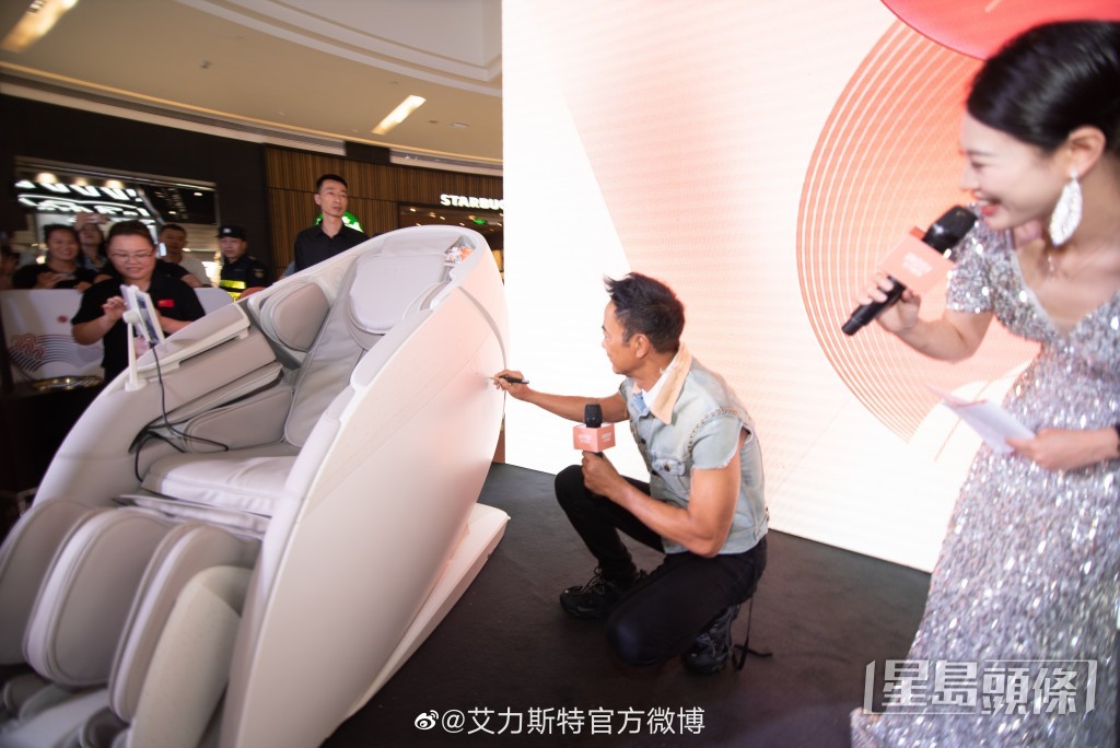 任達華最近在杭州出席商場活動。