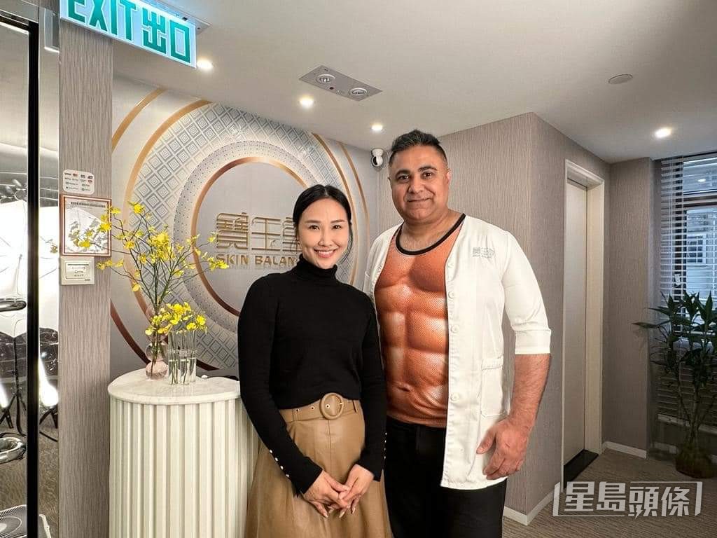 「最索經理人」林寶玉經營嘅美容院都搵咗寶寶協助做宣傳。