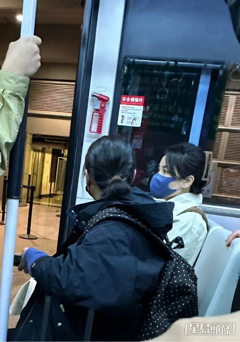 網民讚王菲夠貼地,與其他旅客一齊坐接駁巴士。