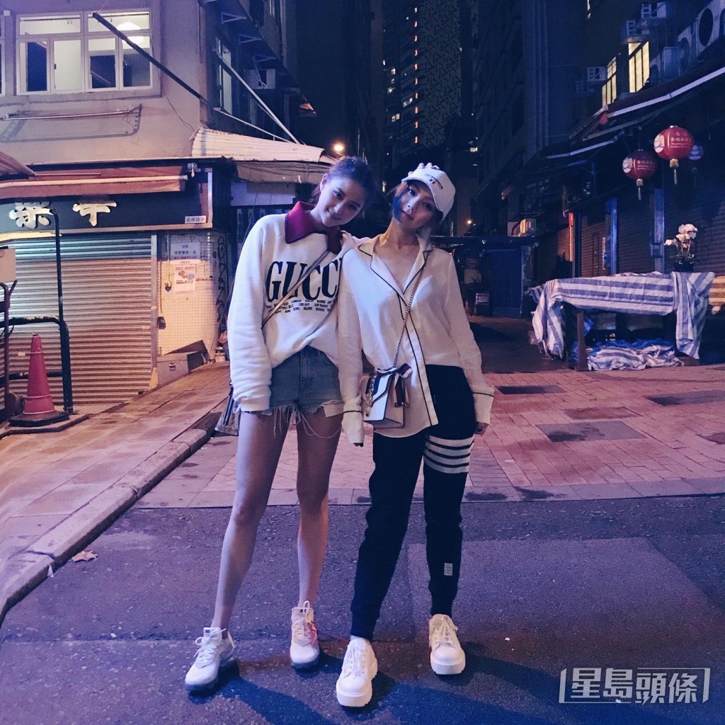 面頰瘦削不少。