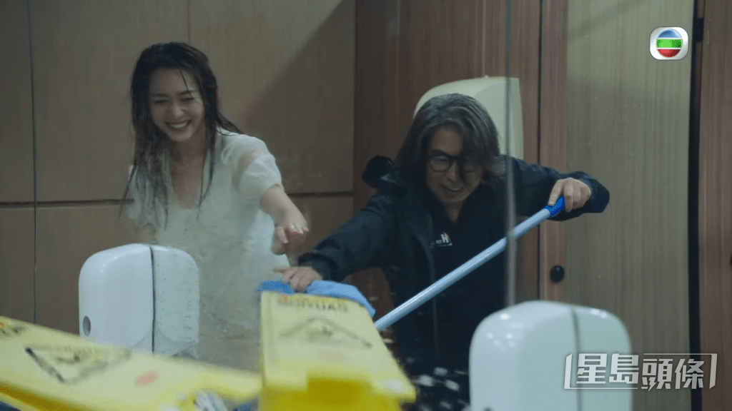 仲有與黃嘉雯的廁所濕身戲份。