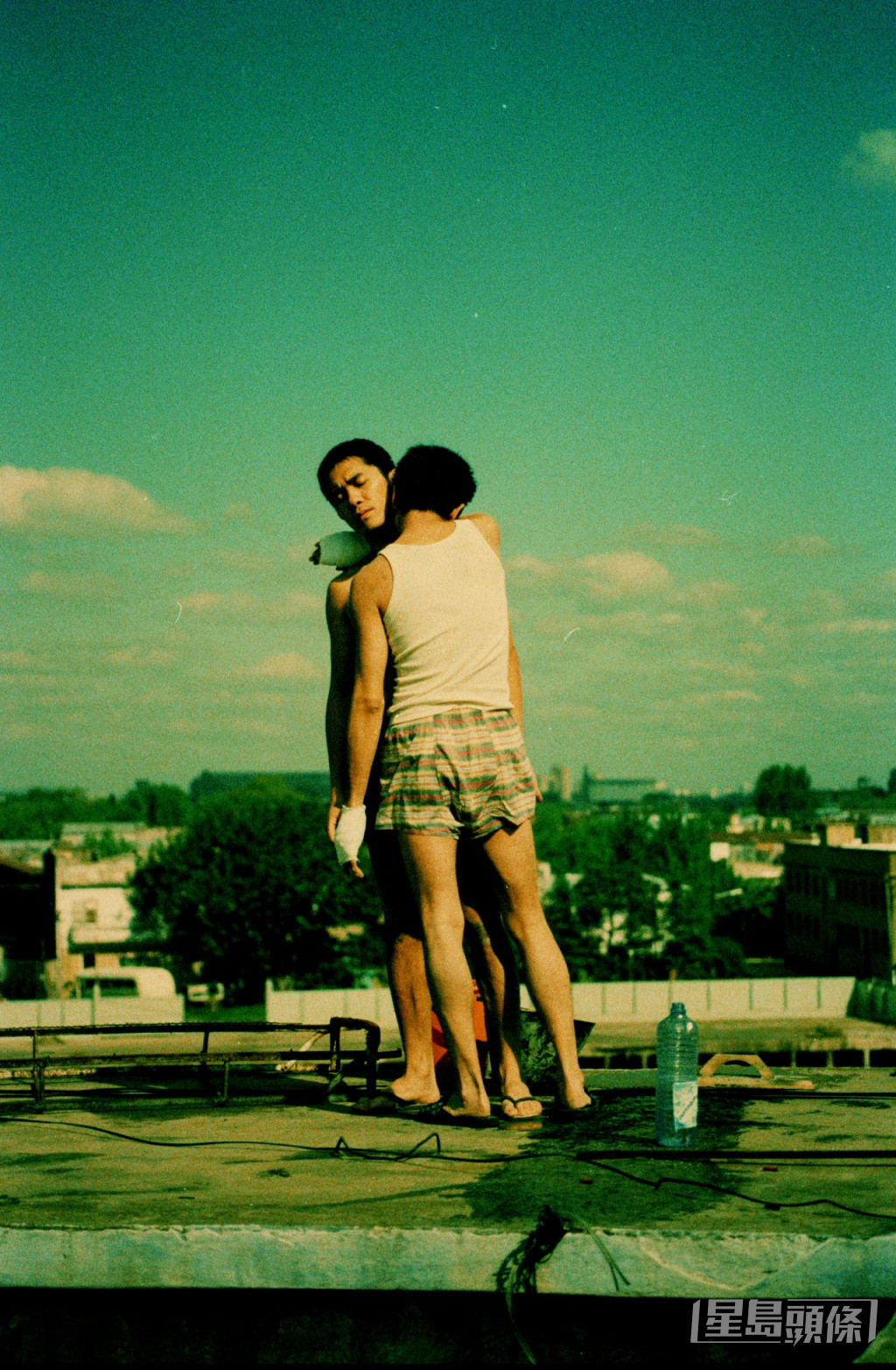 1997年張國榮與梁朝偉在王家衛執導的《春光乍洩》飾演一對同性戀人，故事由香港講到地球另一邊的阿根廷布宜諾斯艾利斯。