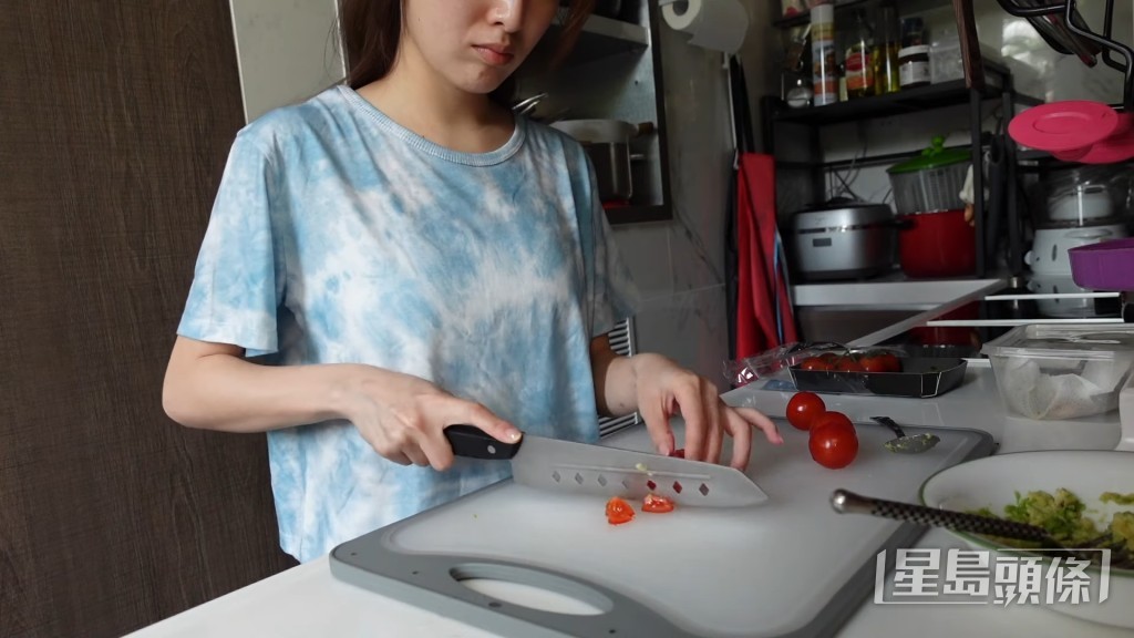 廚房有特大的空間讓鄺潔楹洗、切、煮食物。