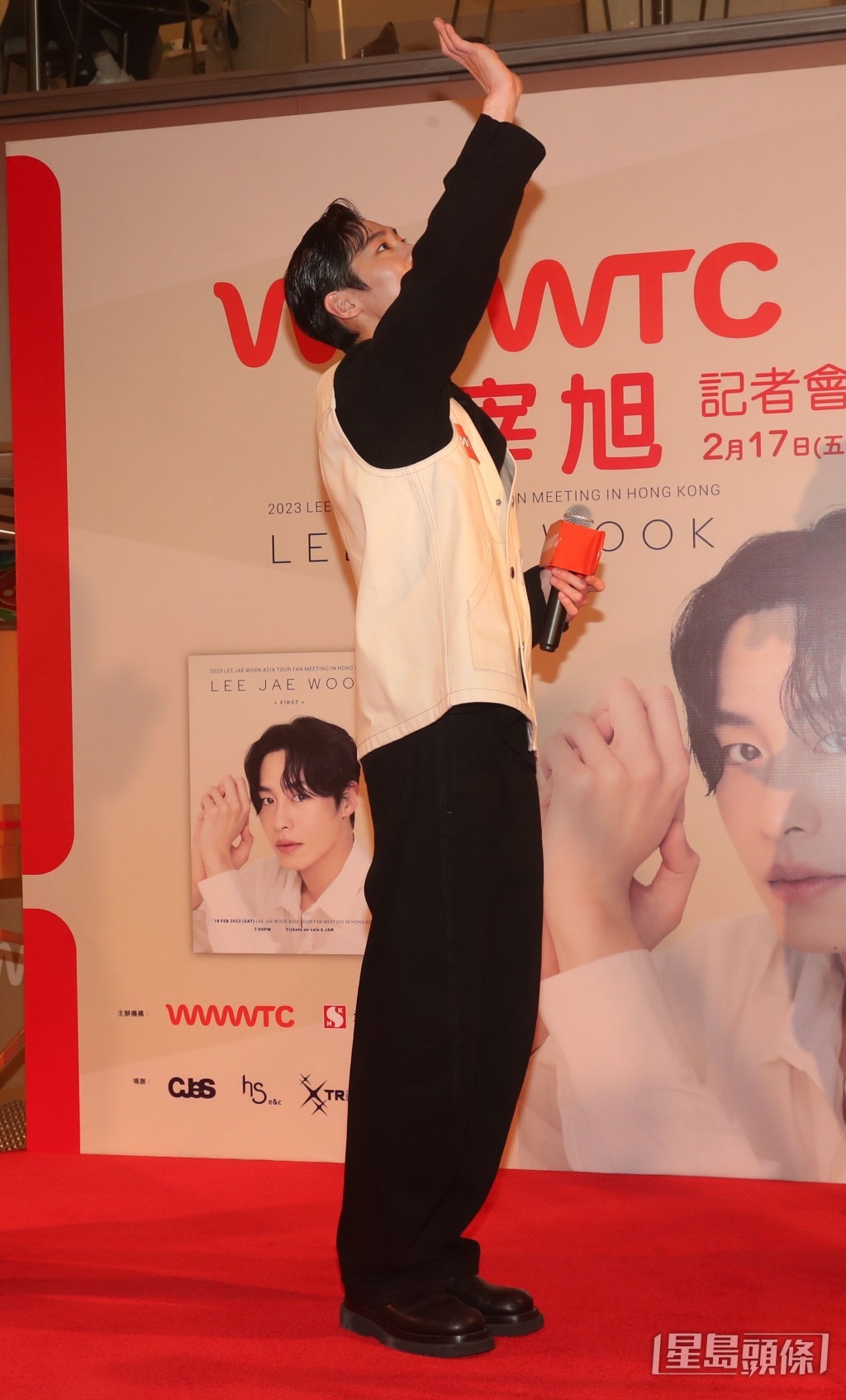 李宰旭跟楼上fans挥手打招呼。
