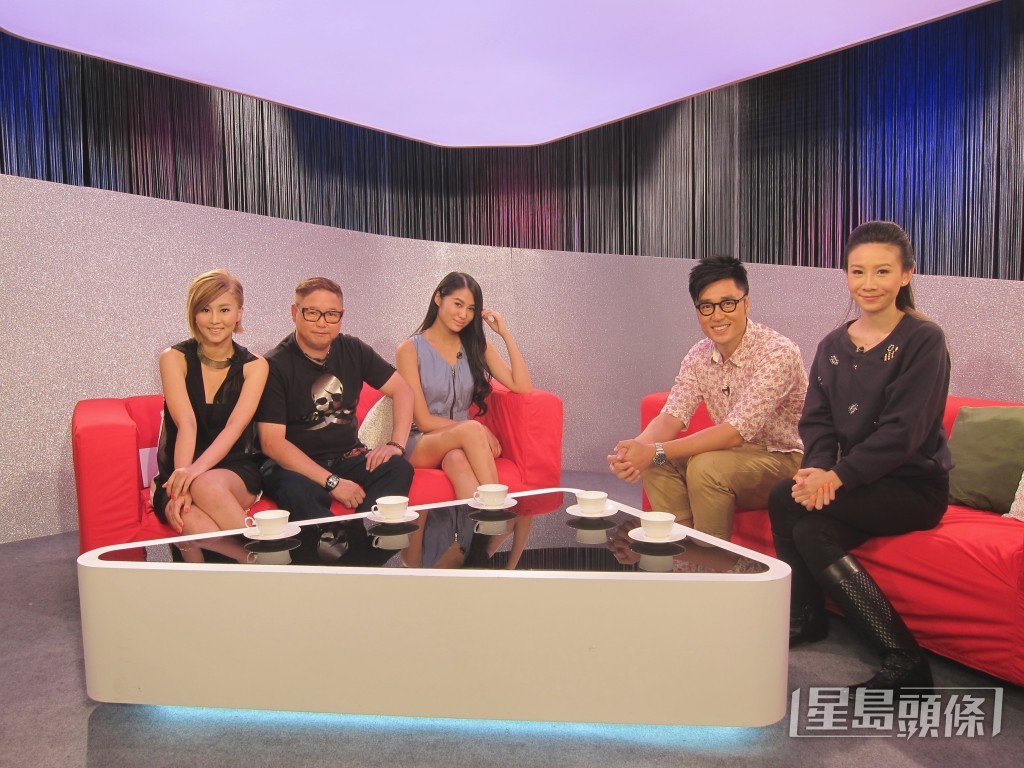 与“寸嘴Barbie ”夏尉喻（左起）和已故恩师钱国伟在now节目上分享出轨经验。