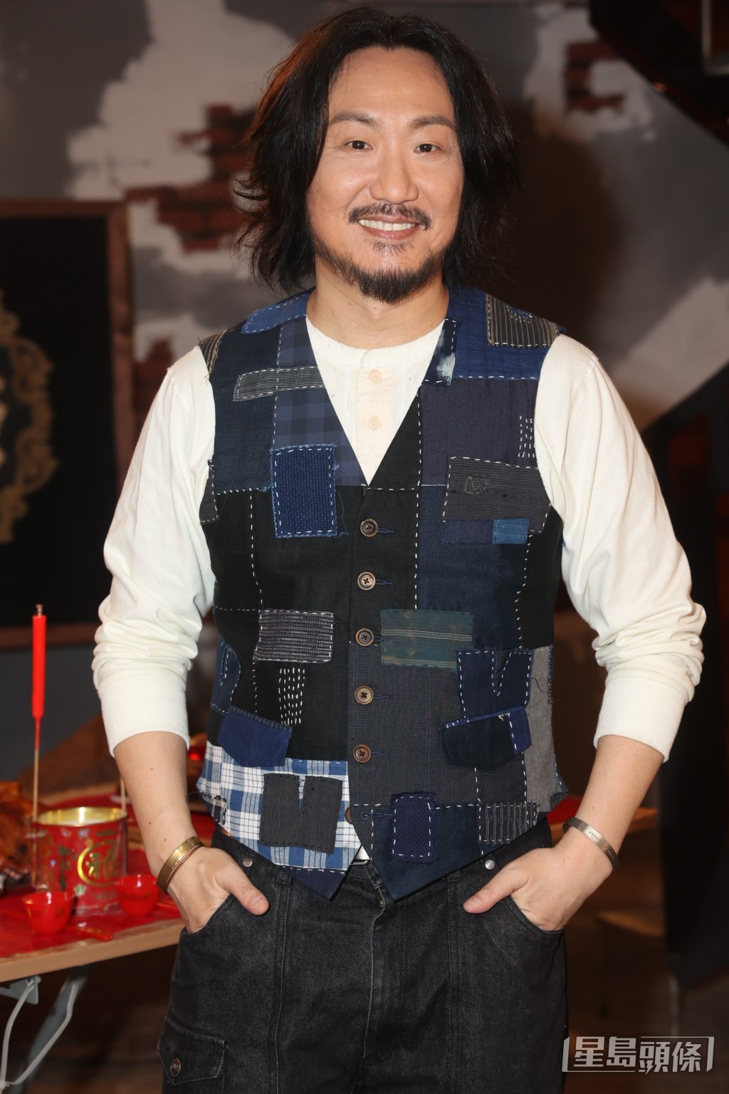 鄭中基今日與首集的嘉賓導師楊偉倫及6位學員進行拜神儀式。
