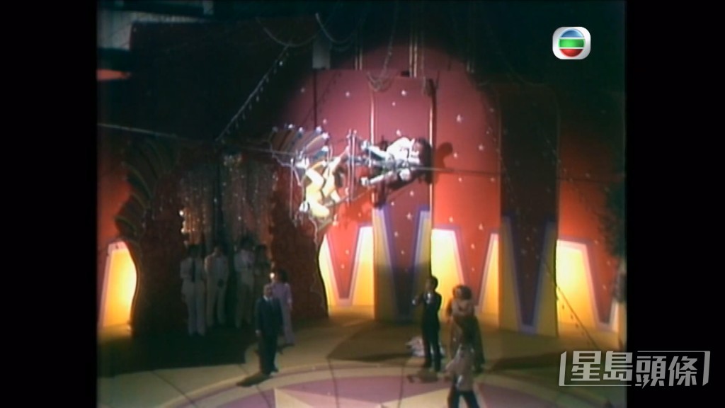 【1981年】鄭少秋與楊盼盼一同表演,鄭少秋在鋼線踩單車,楊盼盼則在下面做不同動作,之後兩人更來個360度旋轉!