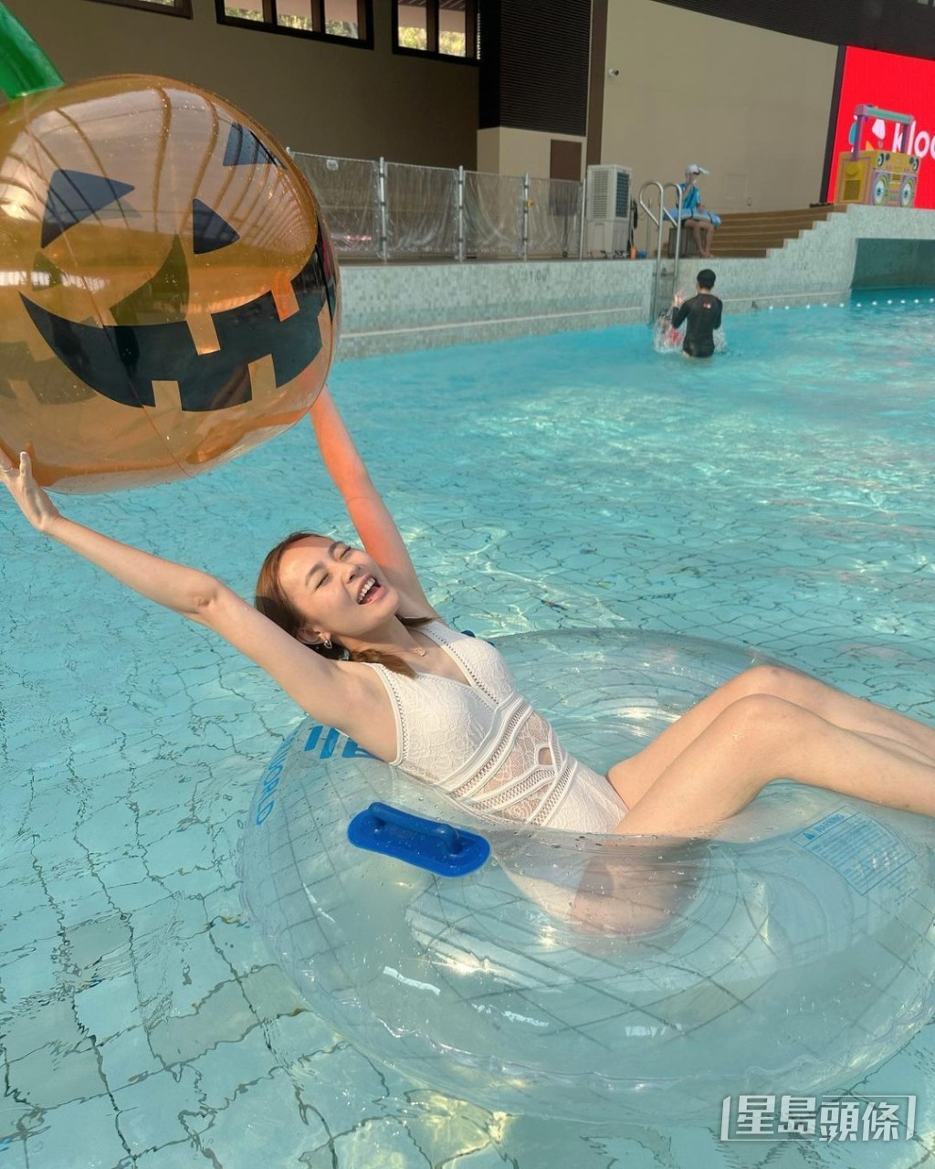 李蘊今個月初去水上樂園抓緊夏日的尾巴，提早水上過萬聖節。