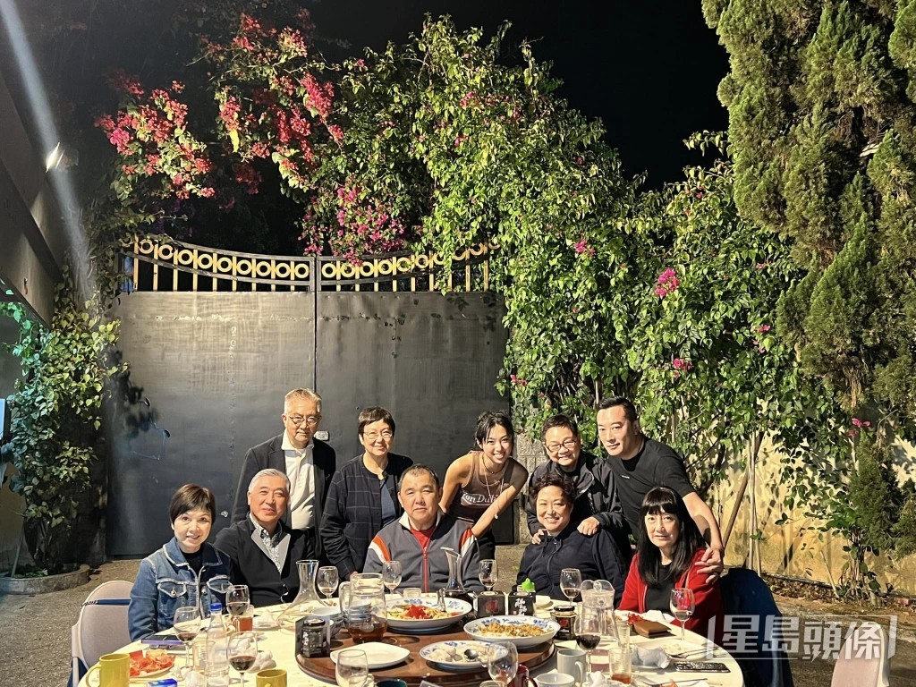 眾人開大餐。