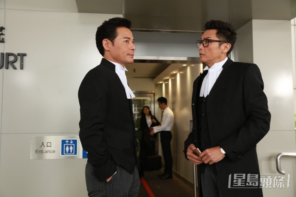 2018年，關禮傑（右）參演TVB劇《是咁的，法官閣下》。