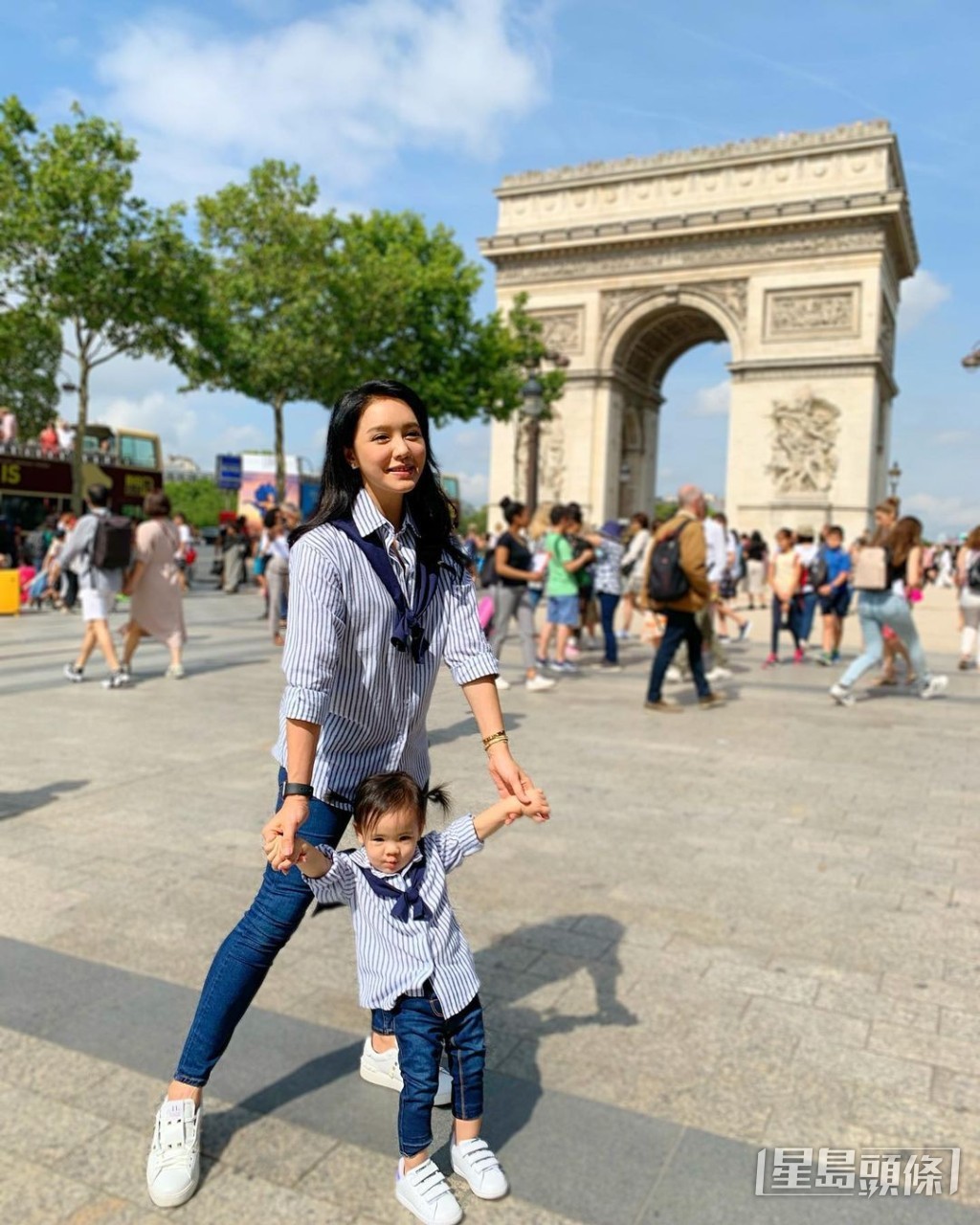 官恩娜自2015年與中法混血醫生男友Juan-Domingo Maurellet結婚後,開始淡出娛圈,先後誕下一子一女。