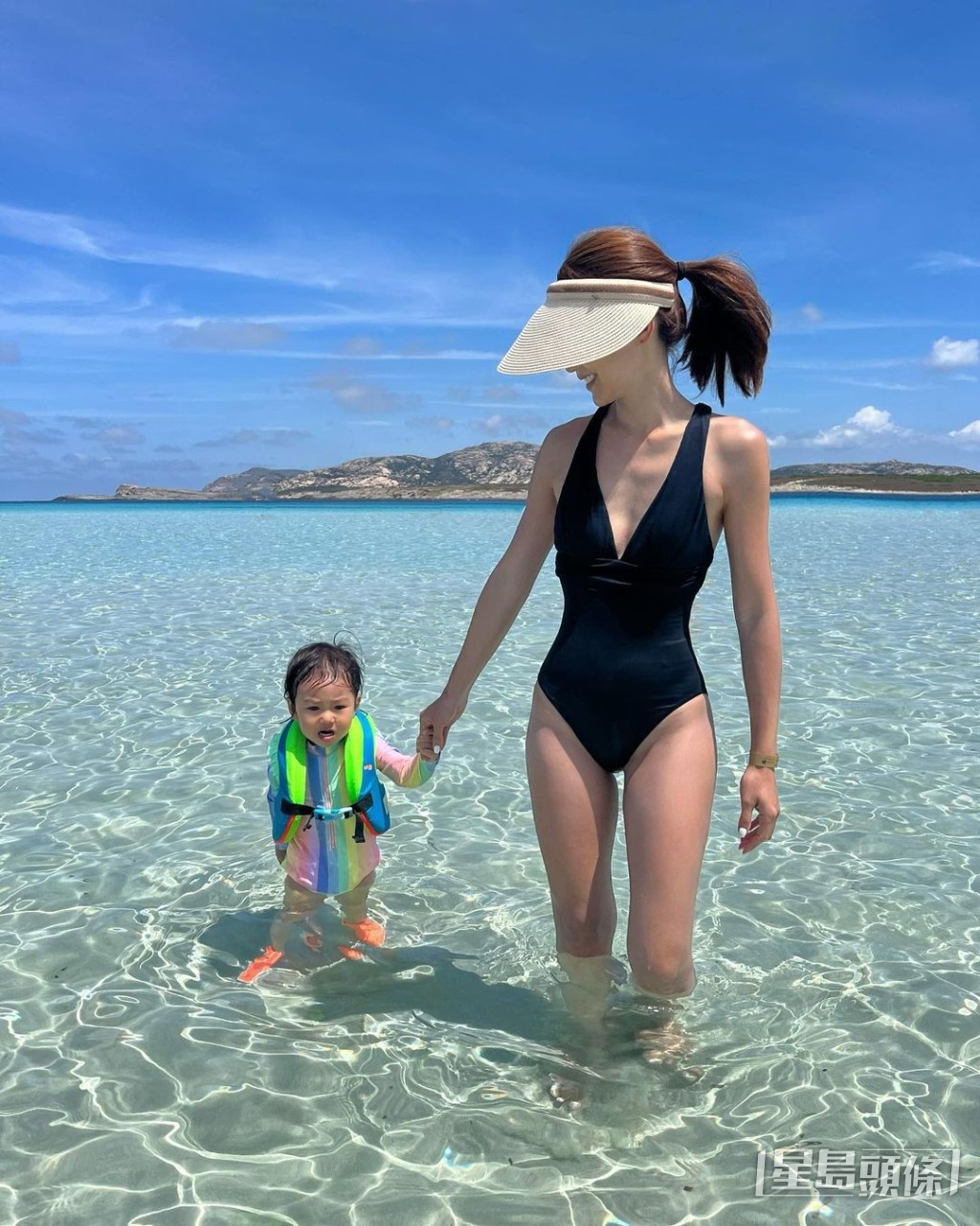 李雪瑩另一件泳裝係deep v一件頭,身為兩女之母的她依然好fit!