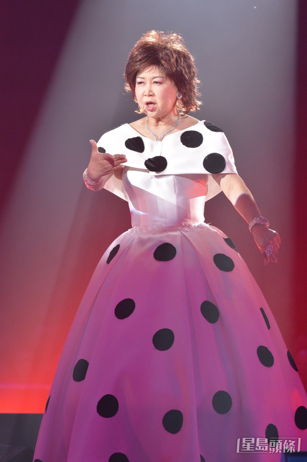朱咪咪2015年於演唱會上自揭與馬德鐘的親戚關係。