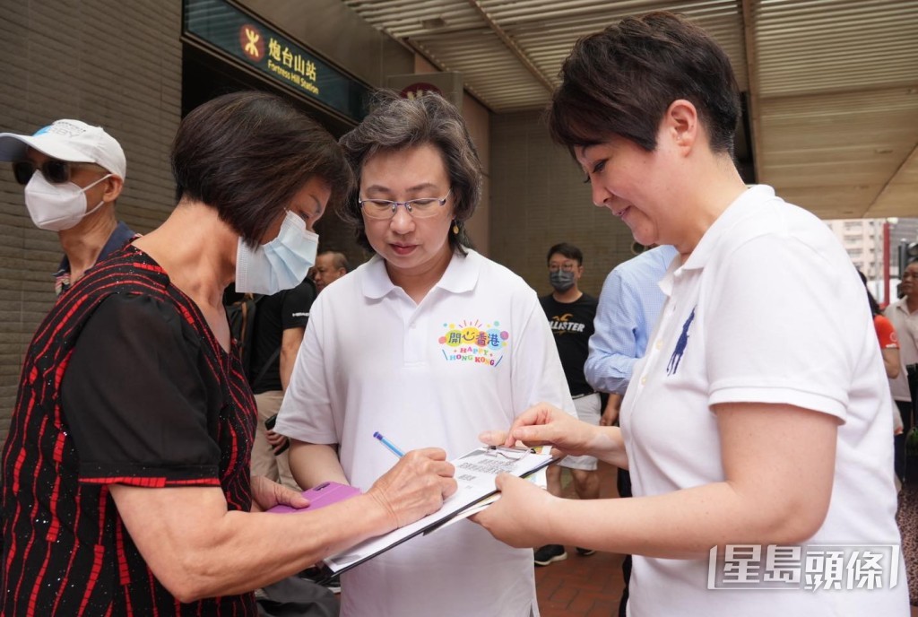 杨何蓓茵向市民讲解方案。杨何蓓茵facebook图片