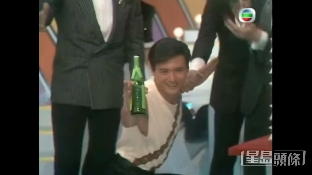 【1983年】周潤發踩雞蛋,更站在雞蛋上以筷子射穿鐵皮,之後再用筷子開汽水,落地好完美!