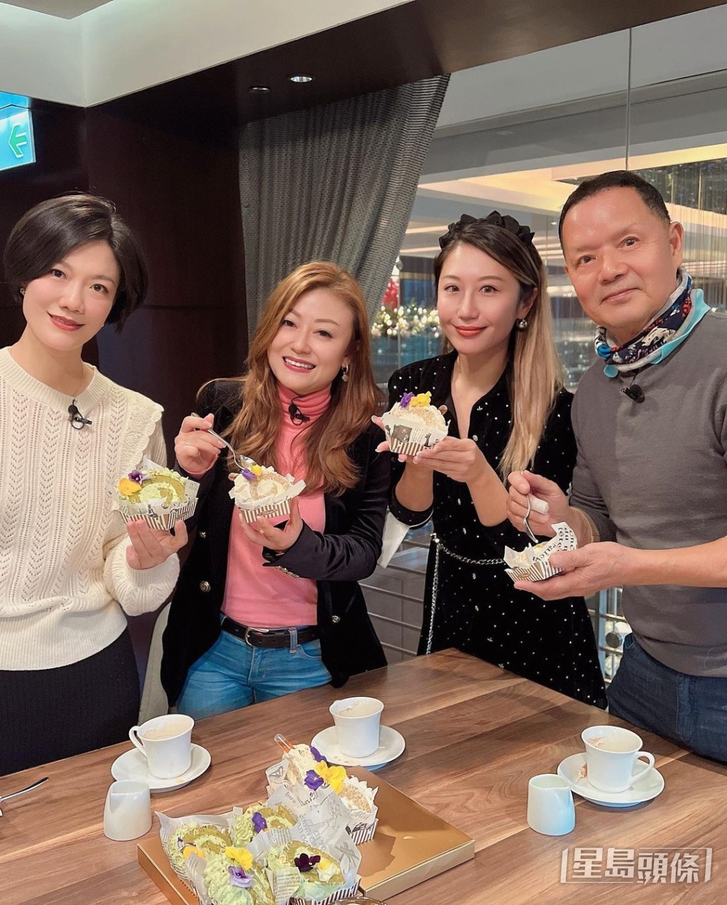 支嚳儀與吳大強、李佳及龍婷享用蛋糕。