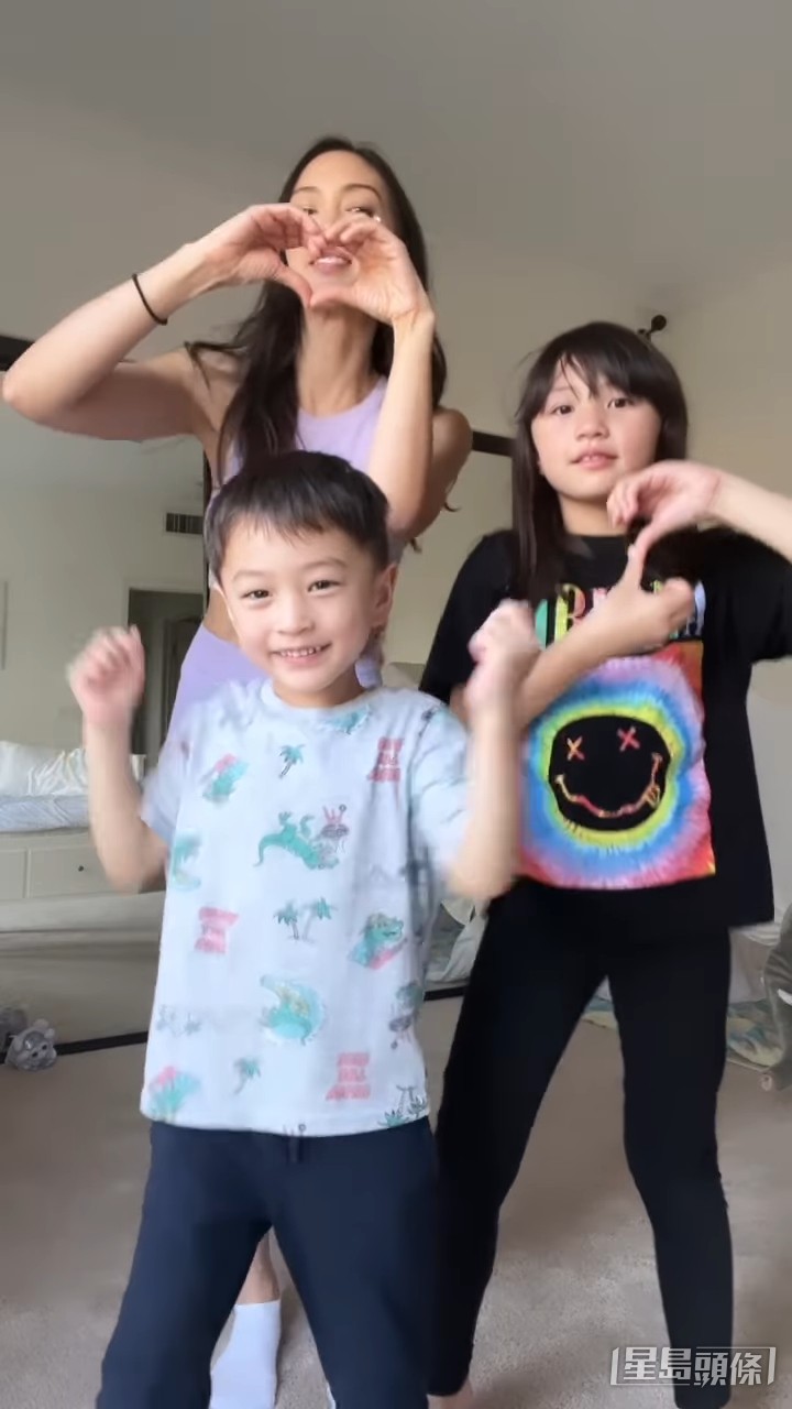 最近Jessica C.在IG貼與囡囡跳舞的新片,見7歲囡囡近日似乎暴風式成長。