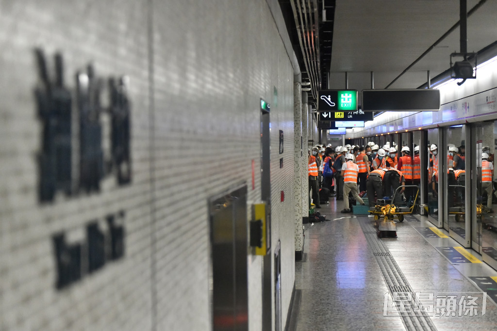 港鐵油麻地站今早（13日）發生列車甩門事故，兩組車門突然飛脫，與月台幕門發生碰撞，導致列車服務仍然受阻。陳極彰攝