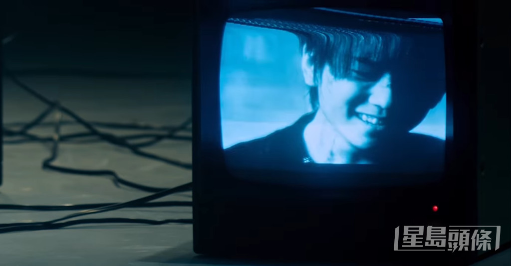 在新歌《Dummy》MV中“笑到喊”。