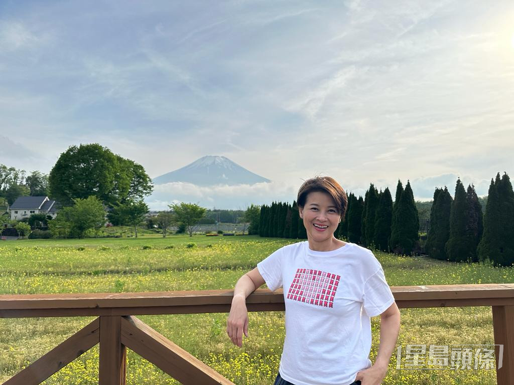 珊姐在富士山前花田，影了多張靚相。