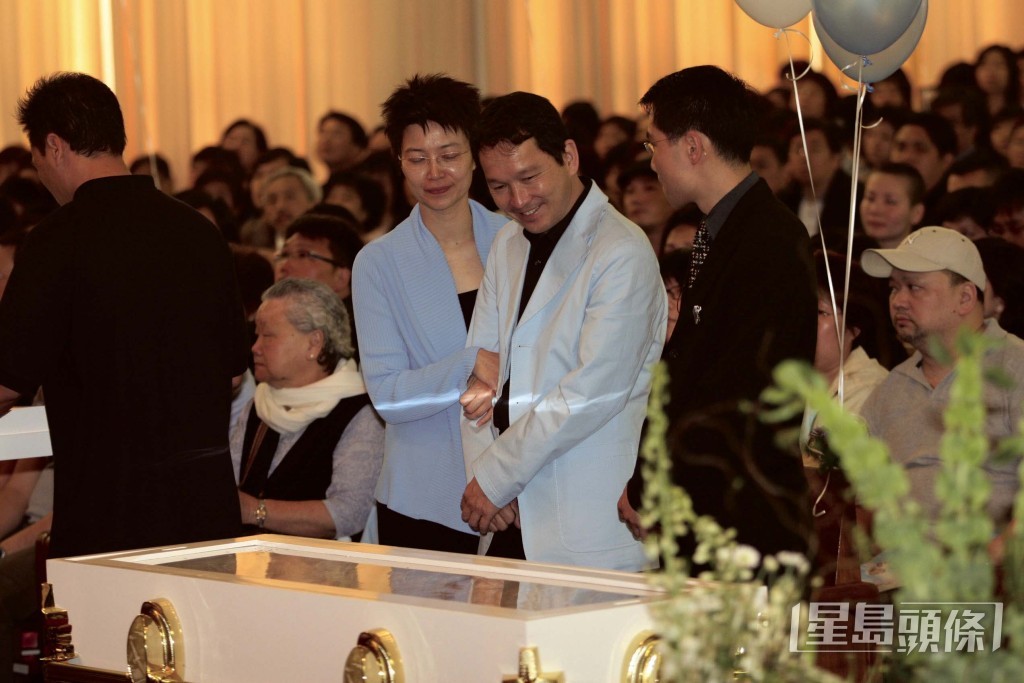 在兒子諾諾的喪禮中，陳敏兒與廖啟智（智叔）以「笑容」送別兒子。