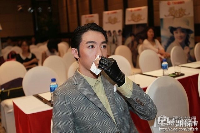 俞灝明的嘴及面頰見到明顯傷痕。