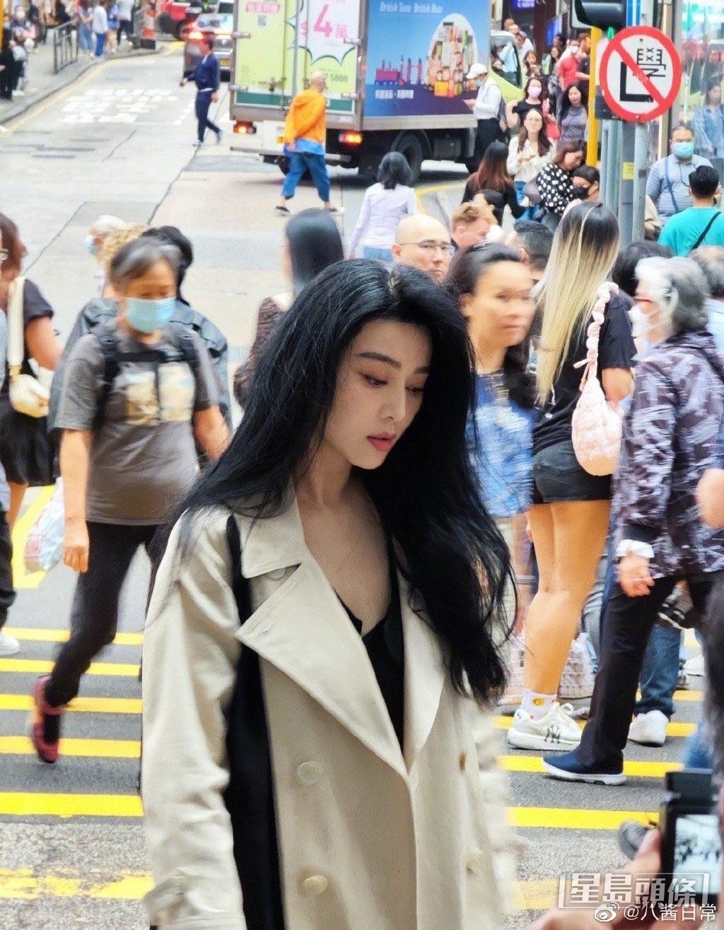 在鬧市中低頭散發仙氣。