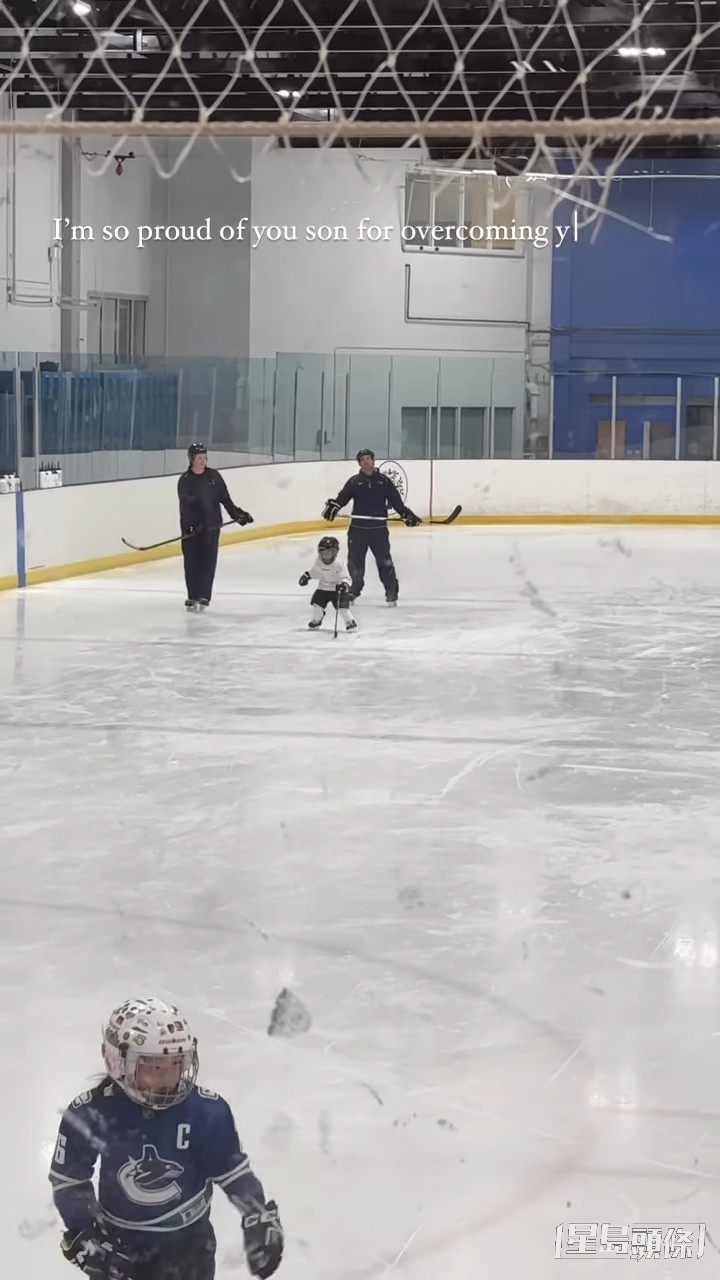 鍾嘉欣在IG分享細仔（白衫小朋友）打冰球的影片。