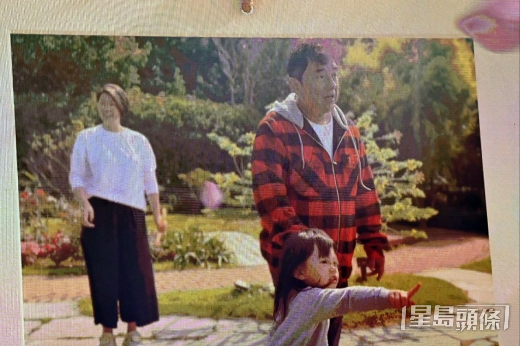 一家三口好幸福。