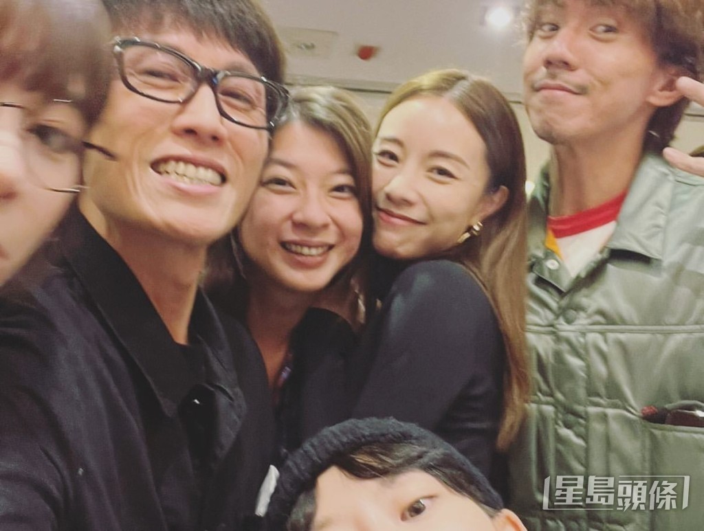 一班人撞入鏡頭。